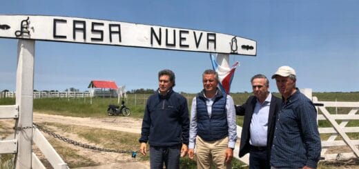 "pichetto y los etchevehere frente a la tranquera de casa nueva"