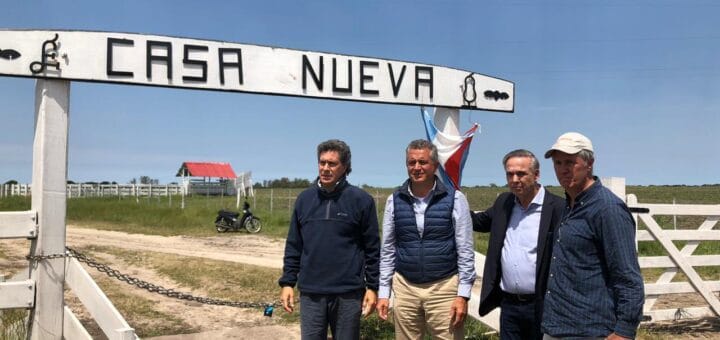 "pichetto y los etchevehere frente a la tranquera de casa nueva"