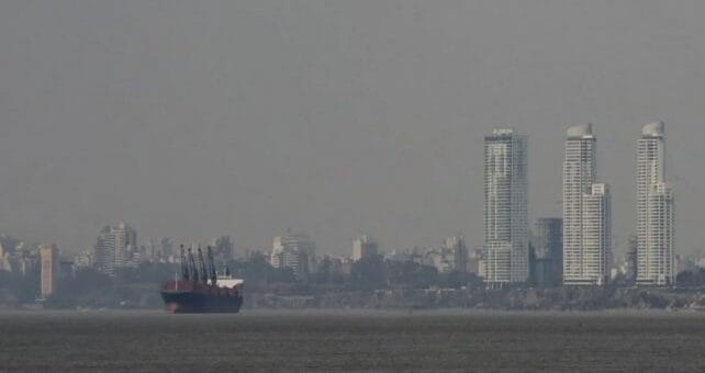 alt="humo en rosario por las quemas en las islas"