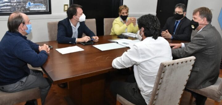 alt="el intendente de Concordia junto a funcionarios municipales y de Vialidad Nacional"