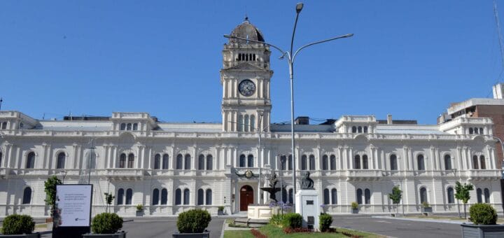 alt="la sede del gobierno entrerriano en Paraná"