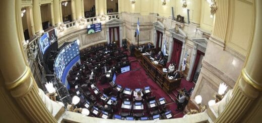 alt="sesión en el senado de la nación"