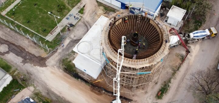 alt="El nuevo tanque de agua de Concepción del Uruguay en construcción"