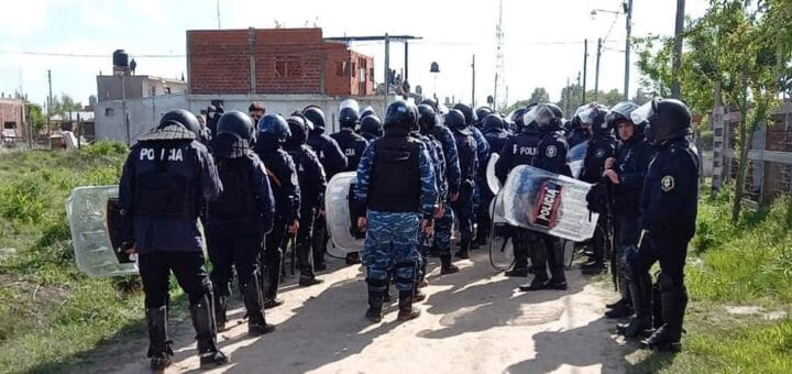 alt="policías se aprestan a entrar al predio usurpado"