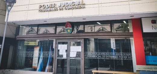 alt="frente del edificio de tribunales"