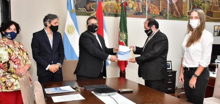 alt="el intendente entrega el presupuesto municipal"