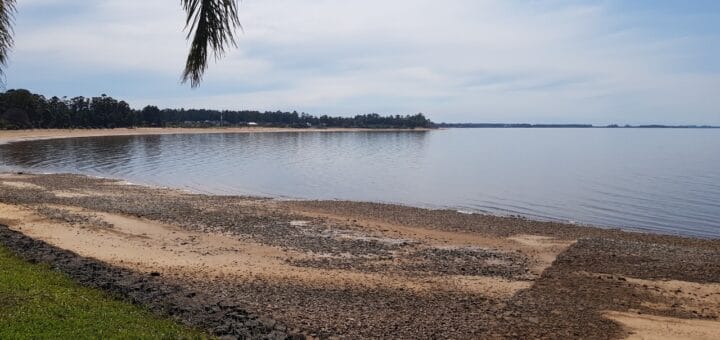 alt="playa sobre el río Uruguay"