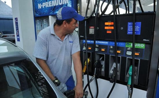 alt="surtidor de combustibles de YPF"