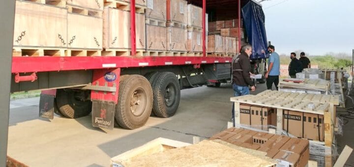 alt="descarga de equipos en la zona franca de concepción del uruguay"