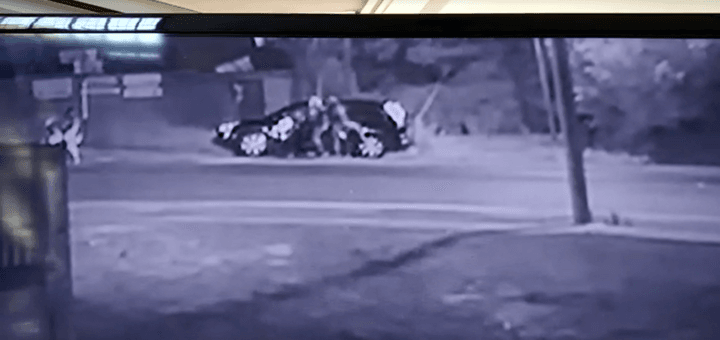 alt="motochorros bloquearon un auto y asaltaron a una familia"