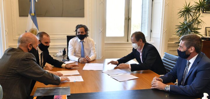 alt="bordet firma el acuerdo de asistencia por 3.800 millones de pesos"