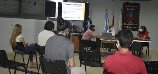 alt="El acto de lanzamiento se efectuó en el Salón de los Escudos de la Municipalidad de Federación"