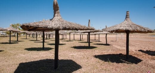 alt="sombrillas en la zona de playa de Federación"