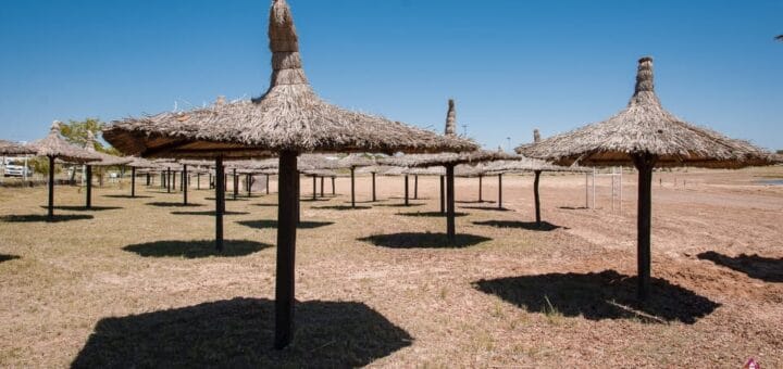 alt="sombrillas en la zona de playa de Federación"