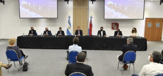 alt="El gobernador Gustavo Bordet encabezó el acto de apertura de sobres de la licitación para la obra de infraestructura eléctrica y el tendido de fibra óptica en torno al puerto Ibicuy"