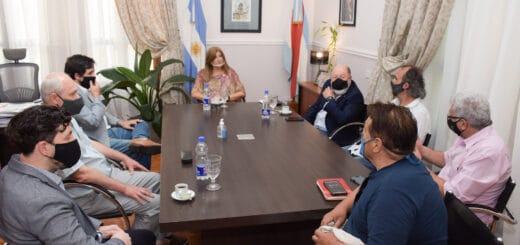 alt="En el encuentro realizado en la Casa de Gobierno, en Paraná, se resolvió la colaboración para buscar los restos de Pancho Ramírez"