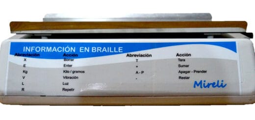 alt="la balanza electrónica adaptada para personas con discapacidad"