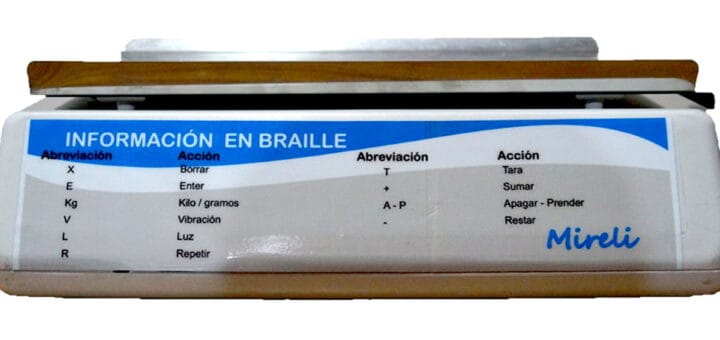 alt="la balanza electrónica adaptada para personas con discapacidad"