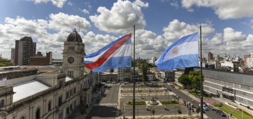 alt="A la derecha la sede del Superior Tribunal de Justicia de Entre Ríos, cruzando la plaza, la Casa Gris, sede del Poder Ejecutivo provincial"