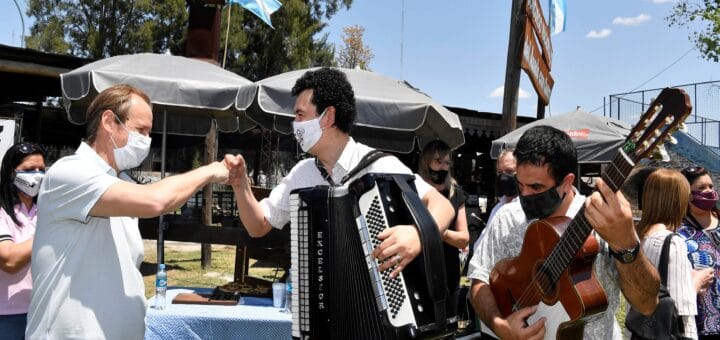 alt="El gobernador Bordet visitó la Fiesta Nacional del Asado con Cuero"