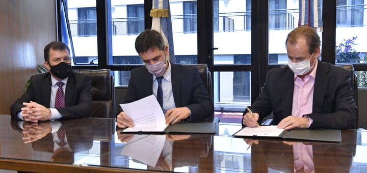 alt="el gobernador Bordet, el senador Kueider y el titular del CFI, Ignacio Lamothe"