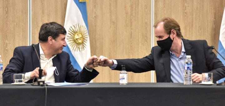 alt="el gobernador Bordet y el ministro Arroyo se saludan"