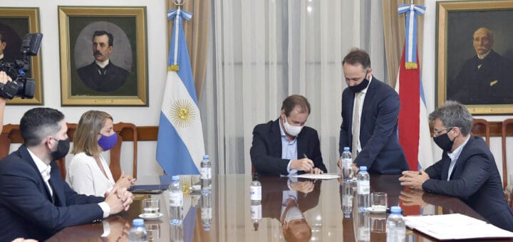 alt="Bordet firmó los contratos para obras por más de 127 millones de pesos"