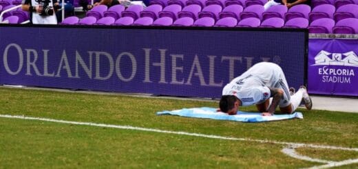 alt="gustavo bou rinde homenaje a Maradona tras su primer gol"