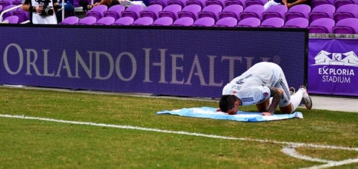 alt="gustavo bou rinde homenaje a Maradona tras su primer gol"