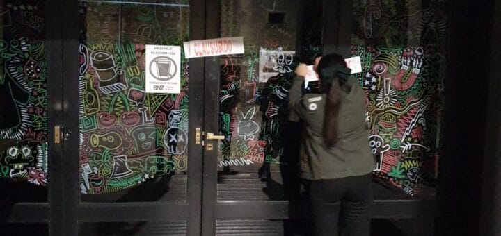 alt="Clausuraron una cervecería por no respetar horarios ni protocolos sanitarios"