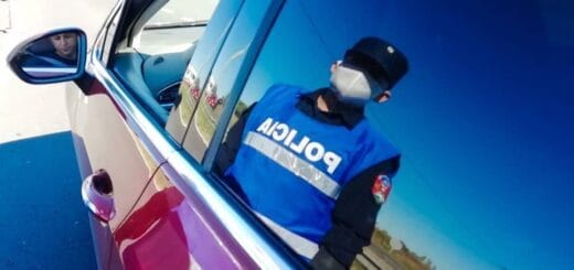 alt="reflejo de un policía en la ventanilla de un auto"