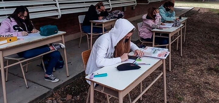 alt="clases al aire libre por el coronavirus"