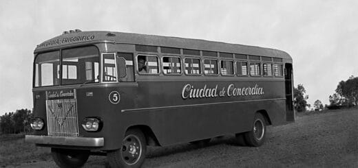 alt="uno de los coches de la antigua línea de colectivos que unía el Frigorífico con el centro de Concordia"