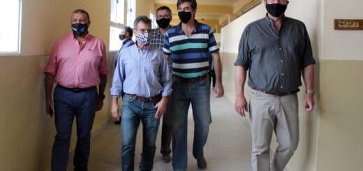 alt="ministro, intendente y legisladores provinciales recorren una escuela"