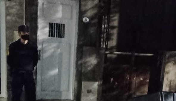 alt="policía de guardia frente a domicilio"