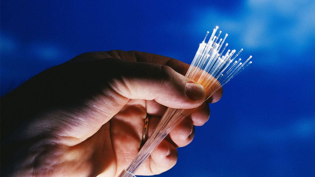alt="cables de fibra óptica"