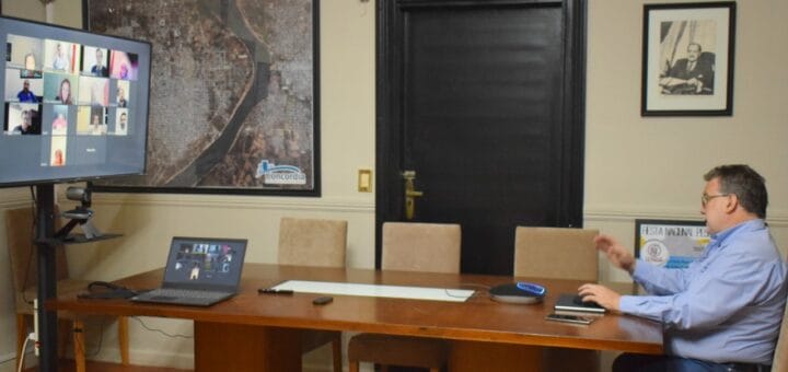 alt="el intendente Francolini debatiendo con los integrantes del Comité Operativo de Emergencia Sanitaria"