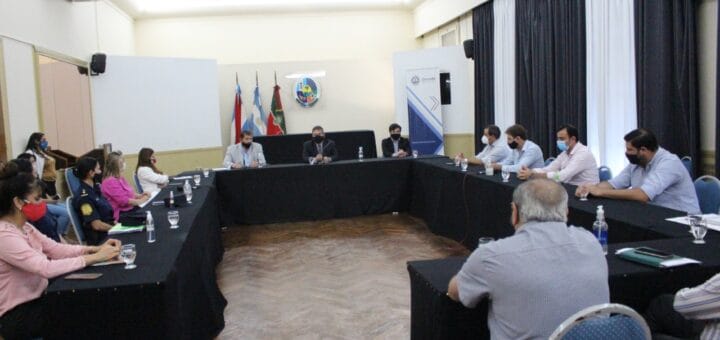 alt="Reunión departamental para trabajar en conjunto sobre violencia de género"