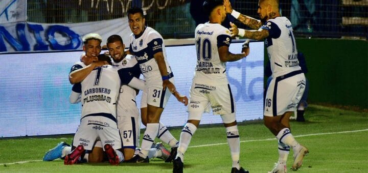 alt="el equipo de Gimnasia festeja un gol"