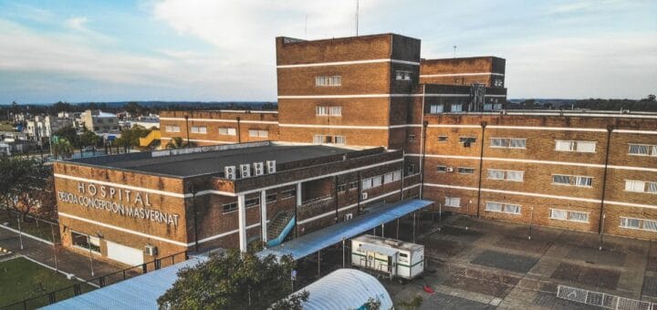 alt="Un médico y un enfermero están internados en el hospital Masvernat"