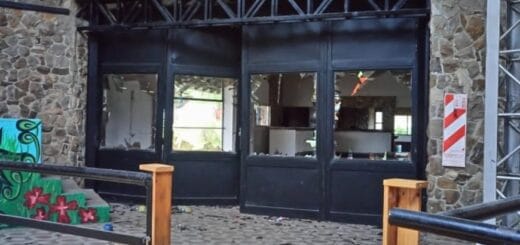 alt="destrozos en el frente del Hostal del Río"