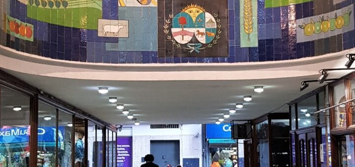 alt="el mural de Grinda en la galería Entre Ríos"