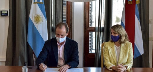 alt="El gobernador Bordet y la vicegobernadora Stratta promulgan la Ley de Paridad Integral en Entre Ríos"