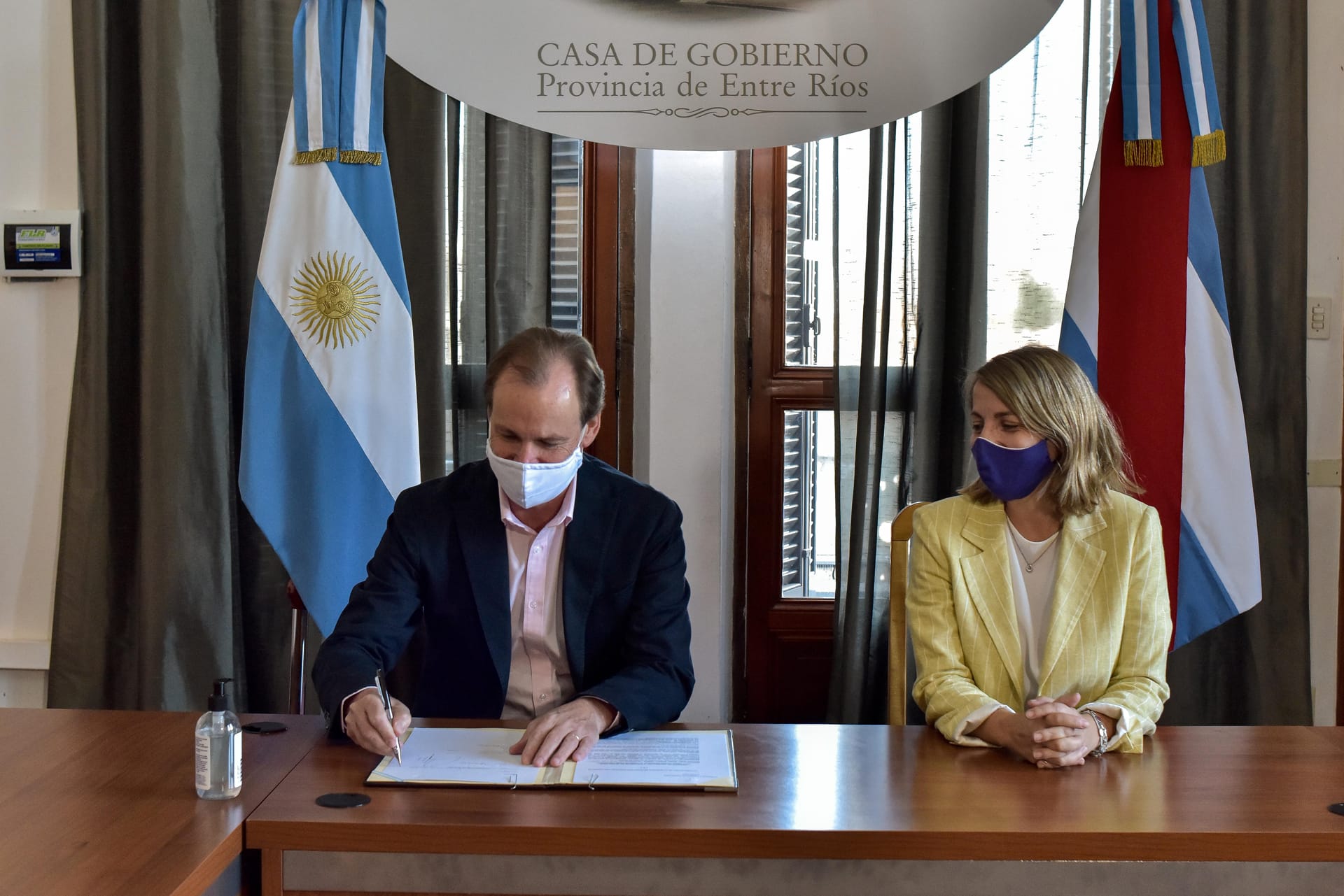 alt="El gobernador Bordet y la vicegobernadora Stratta promulgan la Ley de Paridad Integral en Entre Ríos"