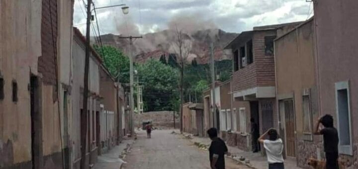 alt="lugareños de localidad de la quebrada de humahuaca afectada por el sismo"