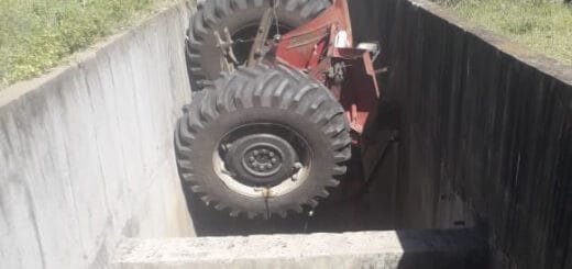 alt="tractor caído en una esclusa"