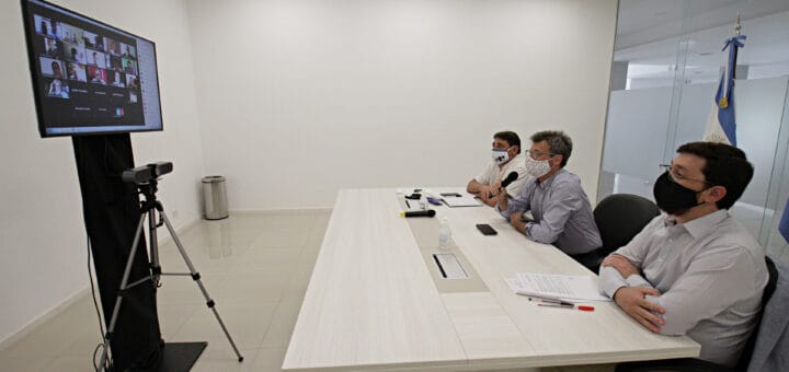 alt="el ministro de Planeamiento, Marcelo Richard, encabezó un encuentro virtual con los y las intendentas de toda la provincia"