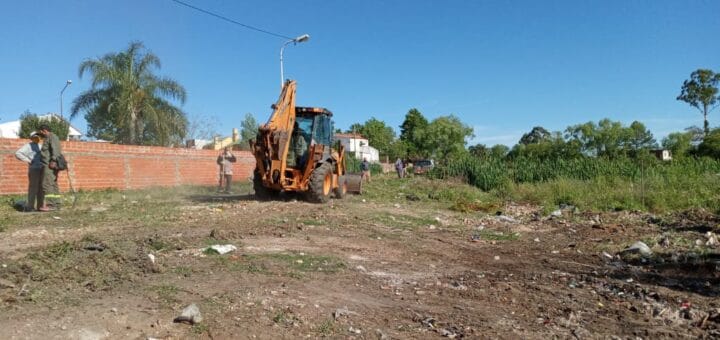 alt="personal municipal trabaja en los terrenos usurpados"