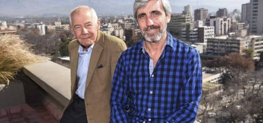alt="Aro y Cardozo, un argentino y un inglés veteranos de Malvinas, trabajaron juntos en el reconocimiento de argentinos caídos en el archipiélago"