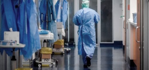 alt="médico se aleja tras muerte de persona con coronavirus"